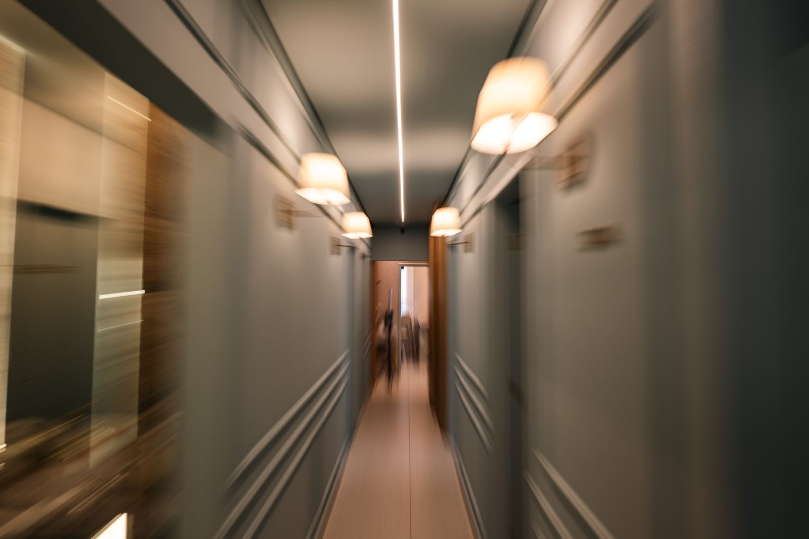 Corredor iluminado da RADA CLINIC