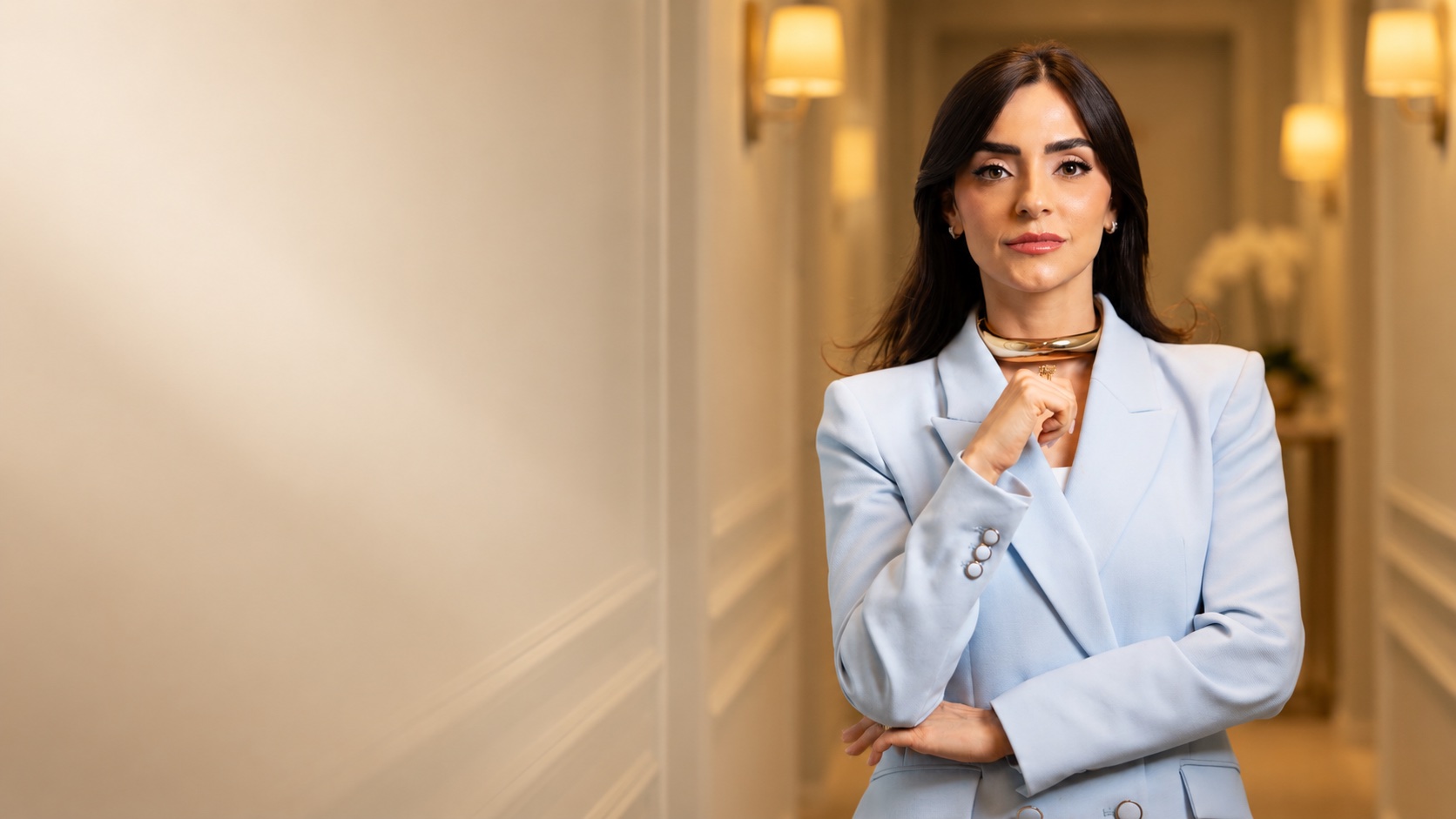 Dra. Andressa Rada na RADA CLINIC, com blazer azul-claro